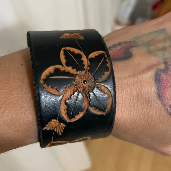 Stamped leather cuff bracelet - Picture 1 of 4